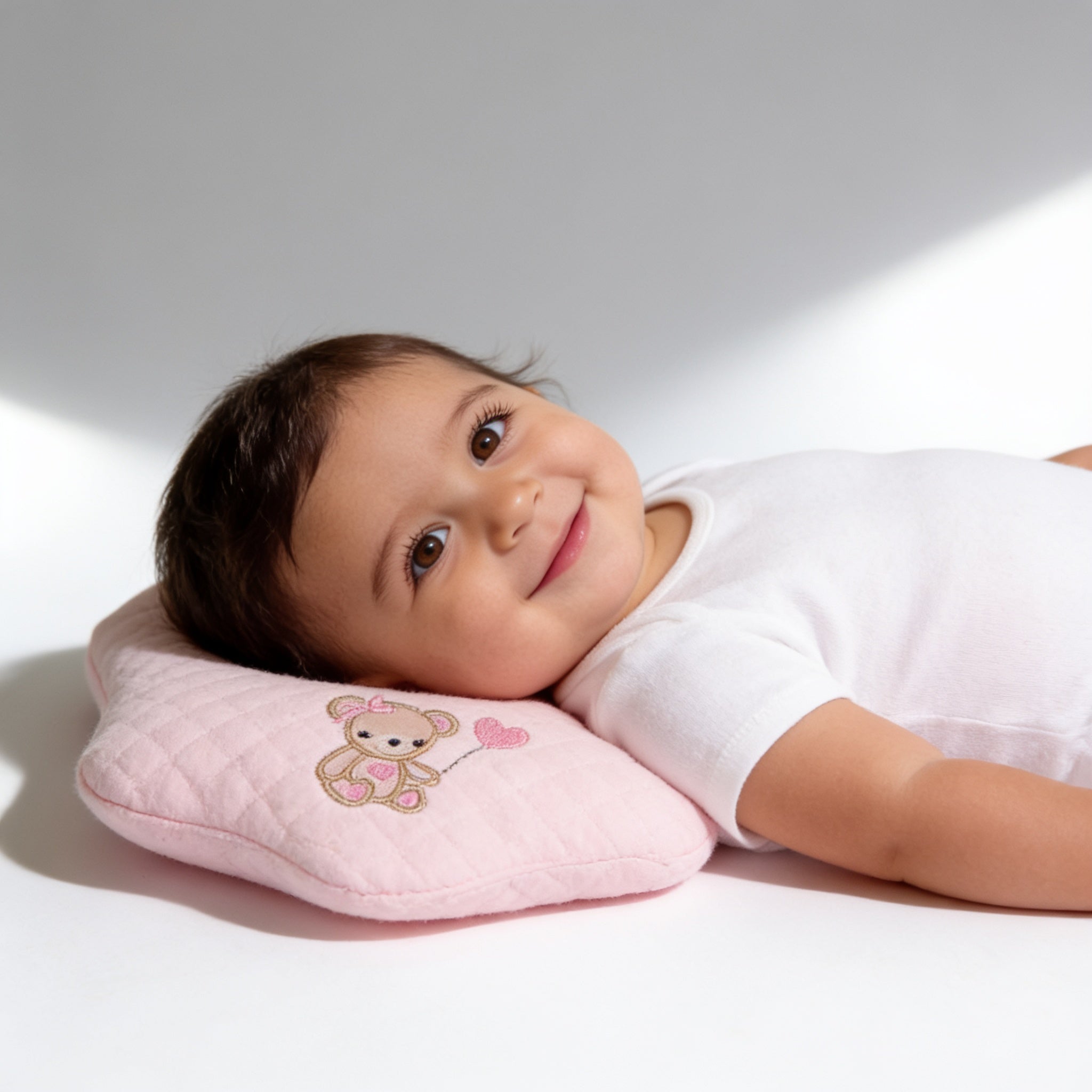 Coussin matelasse bebe - porte par un enfant - Candy Bebe