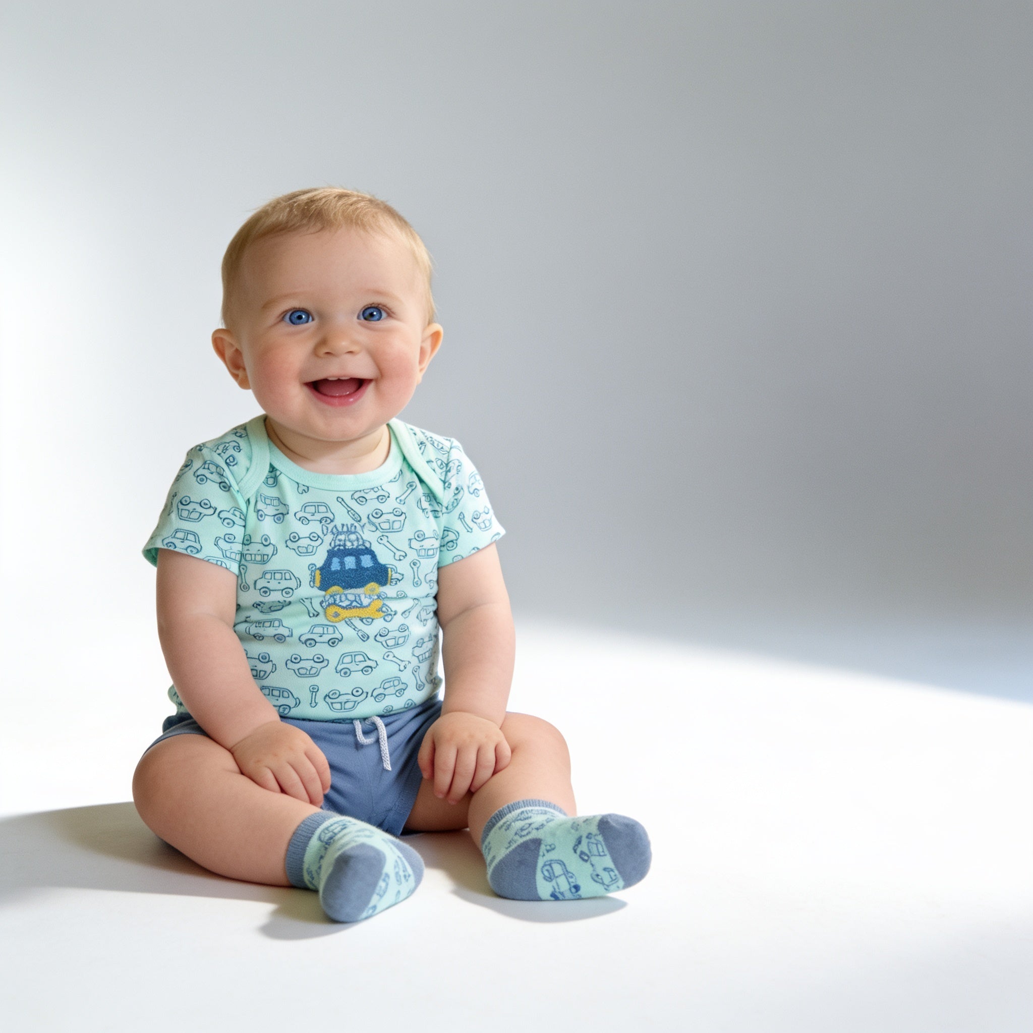 Ensemble 3 pieces body short et chaussettes - porte par un enfant - Candy Bebe