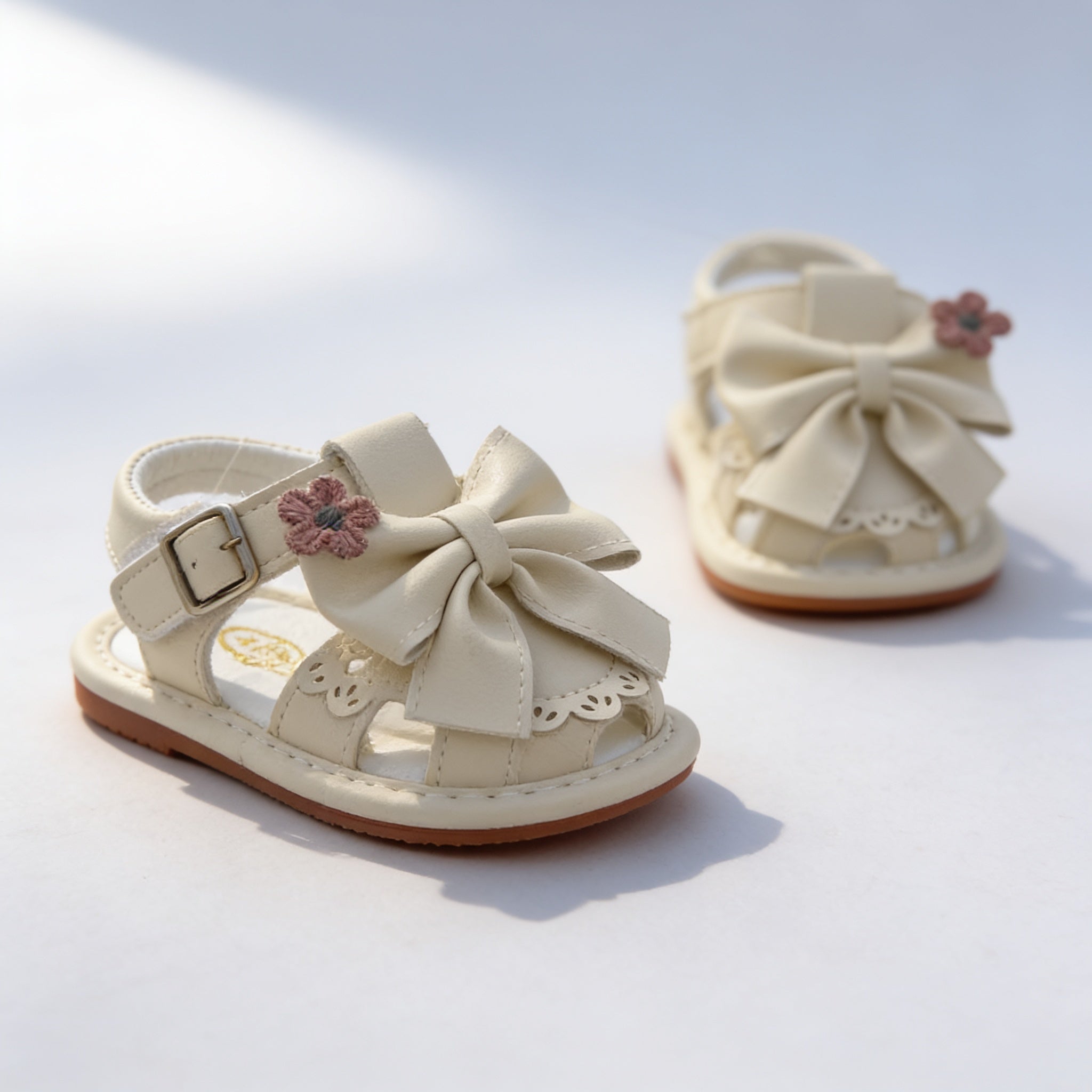 Sandales a noeud bebe - creme - vue de profil - Candy Bebe