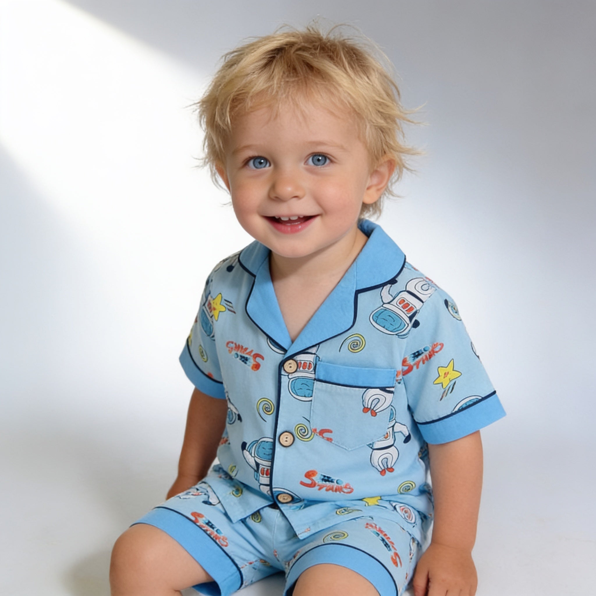 Pyjama boutonne court - bleu ciel - porte par un enfant - Candy Bebe