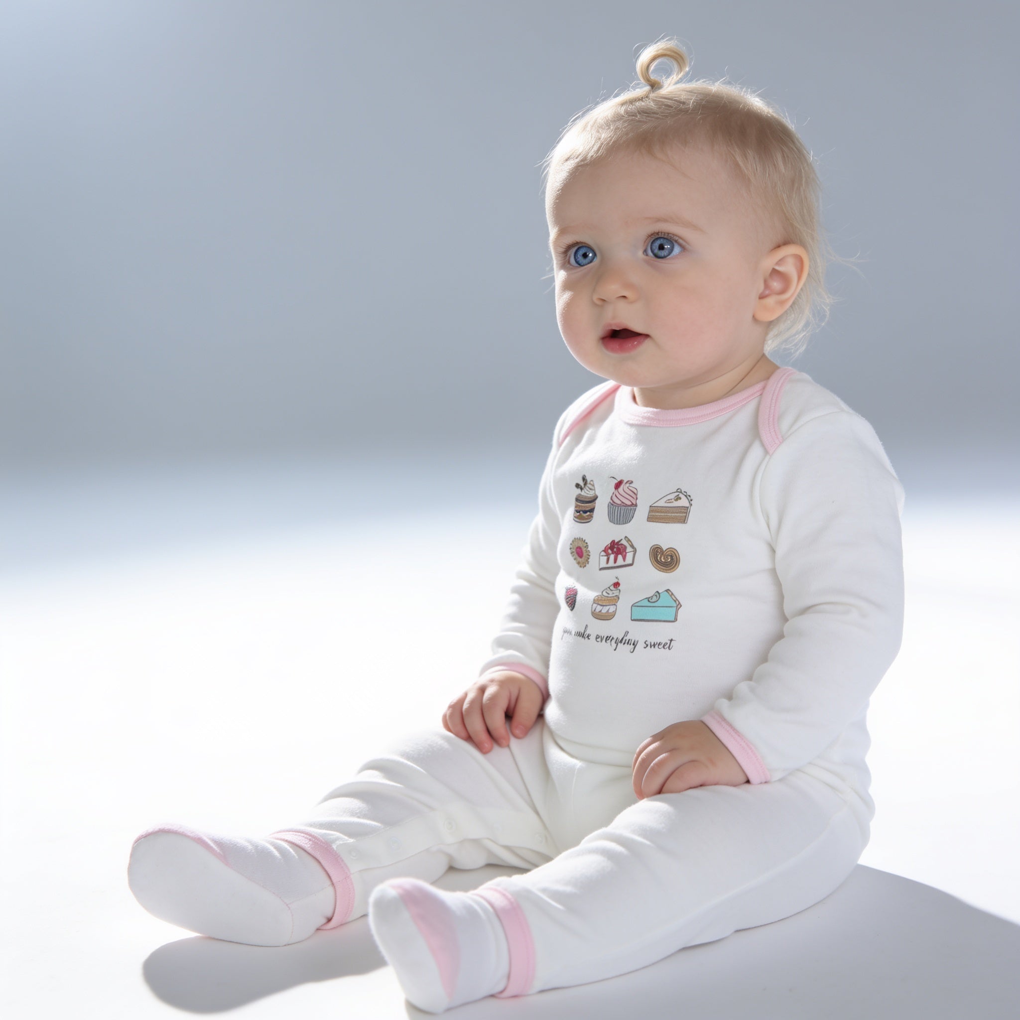 Lot de 3 combinaisons - douceurs - porte par un enfant - Candy Bebe