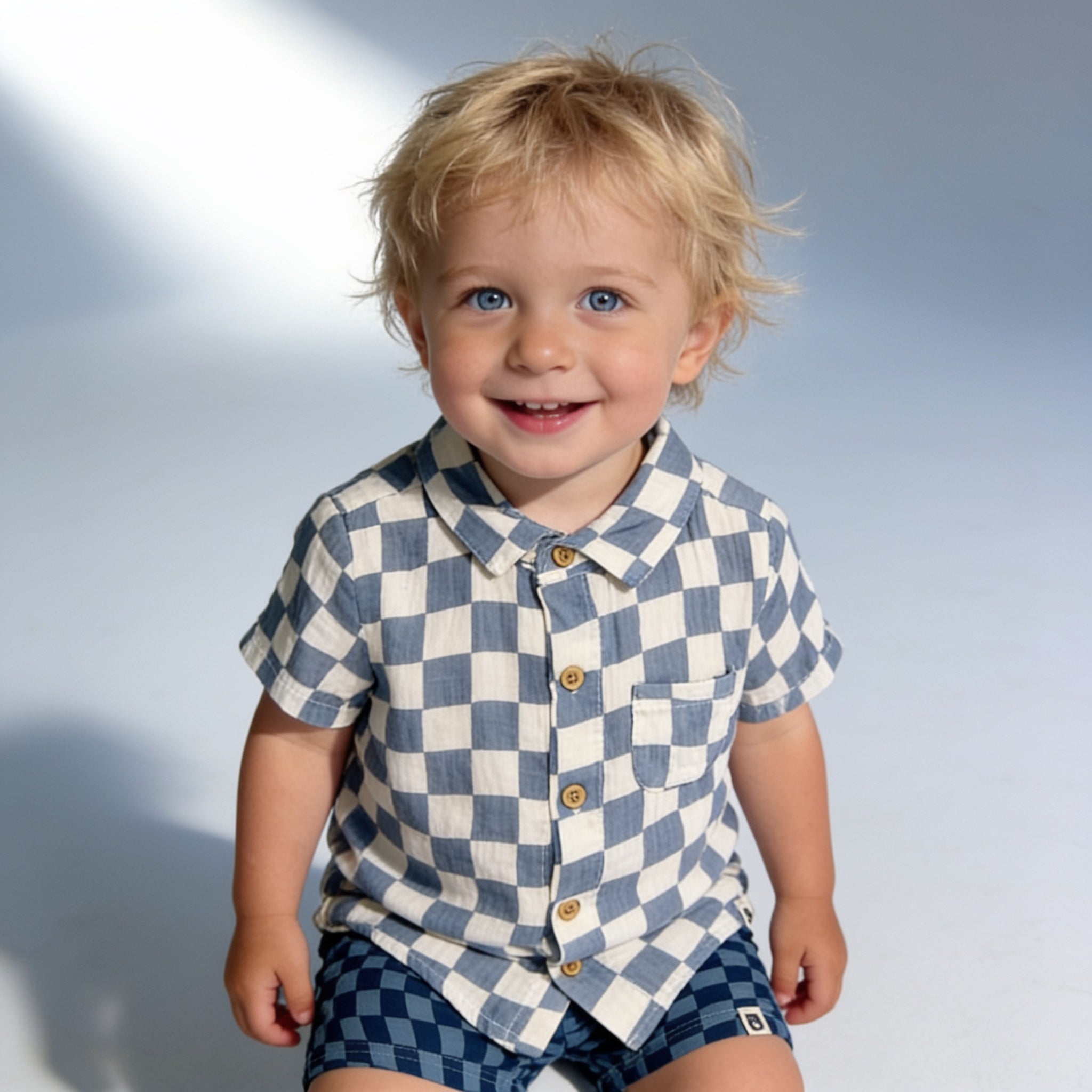 Ensemble chemise damier et short - bleu - porte par un enfant - Candy Bebe