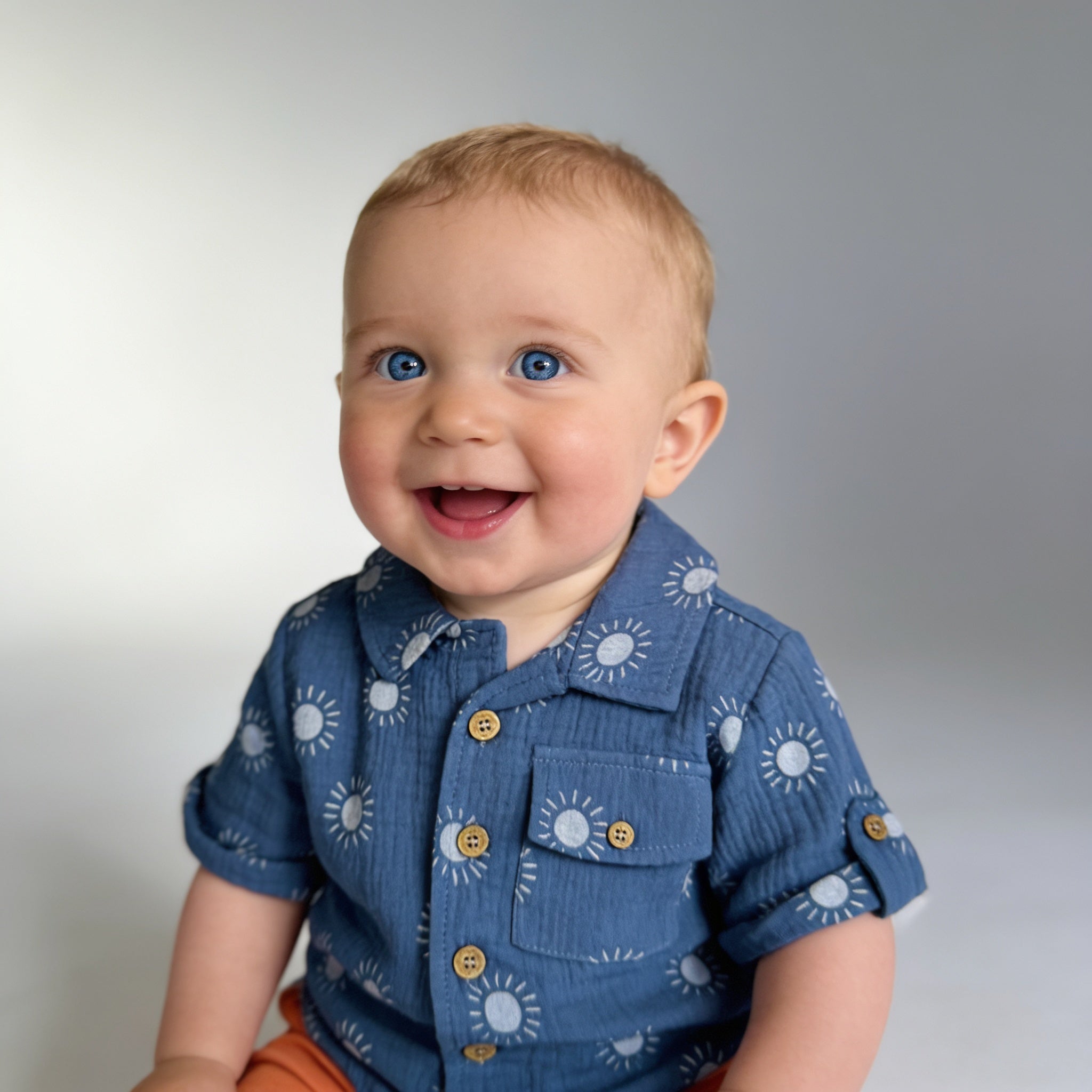 Ensemble chemise soleils et short - orange - porte par un enfant - Candy Bebe